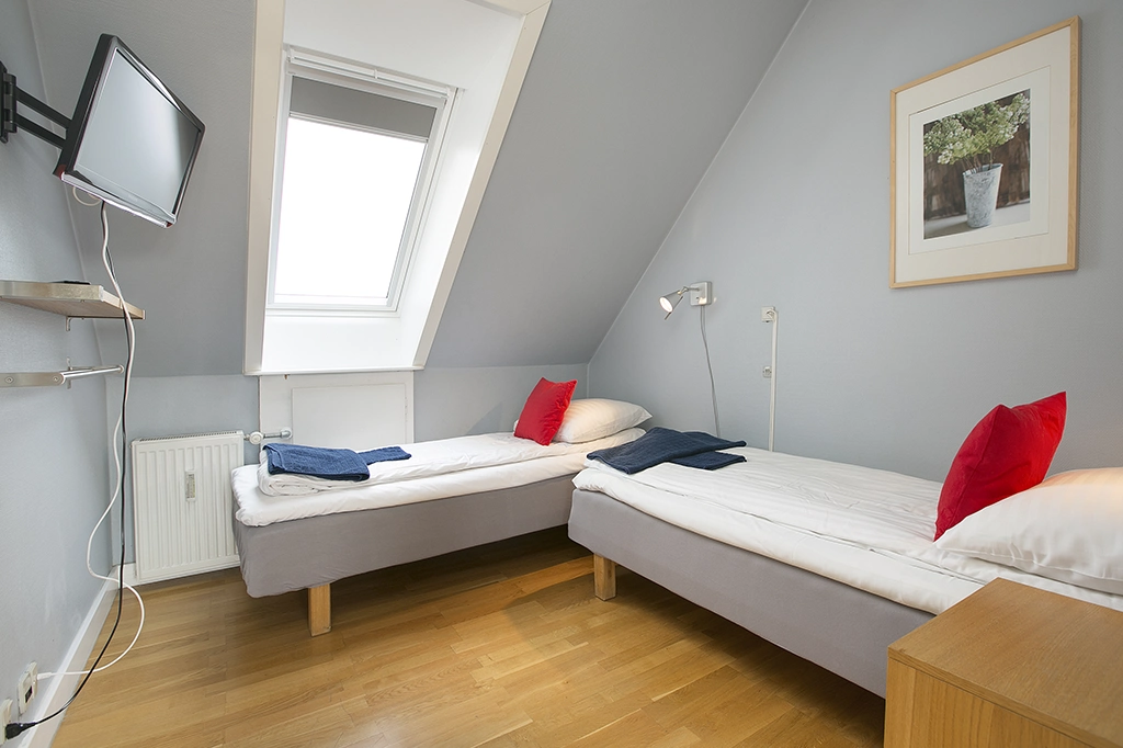 two bed hotel room